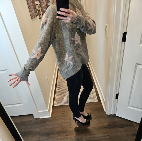 NWT đź’• Lou & Grey Shimmer Star Sweater - SIZE M - Picture 3 of 14